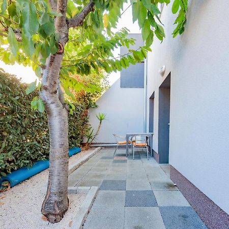 Crowonder Lucky Holiday House With Pool And Patio 30 Meters From The Beach Zadar Eksteriør billede