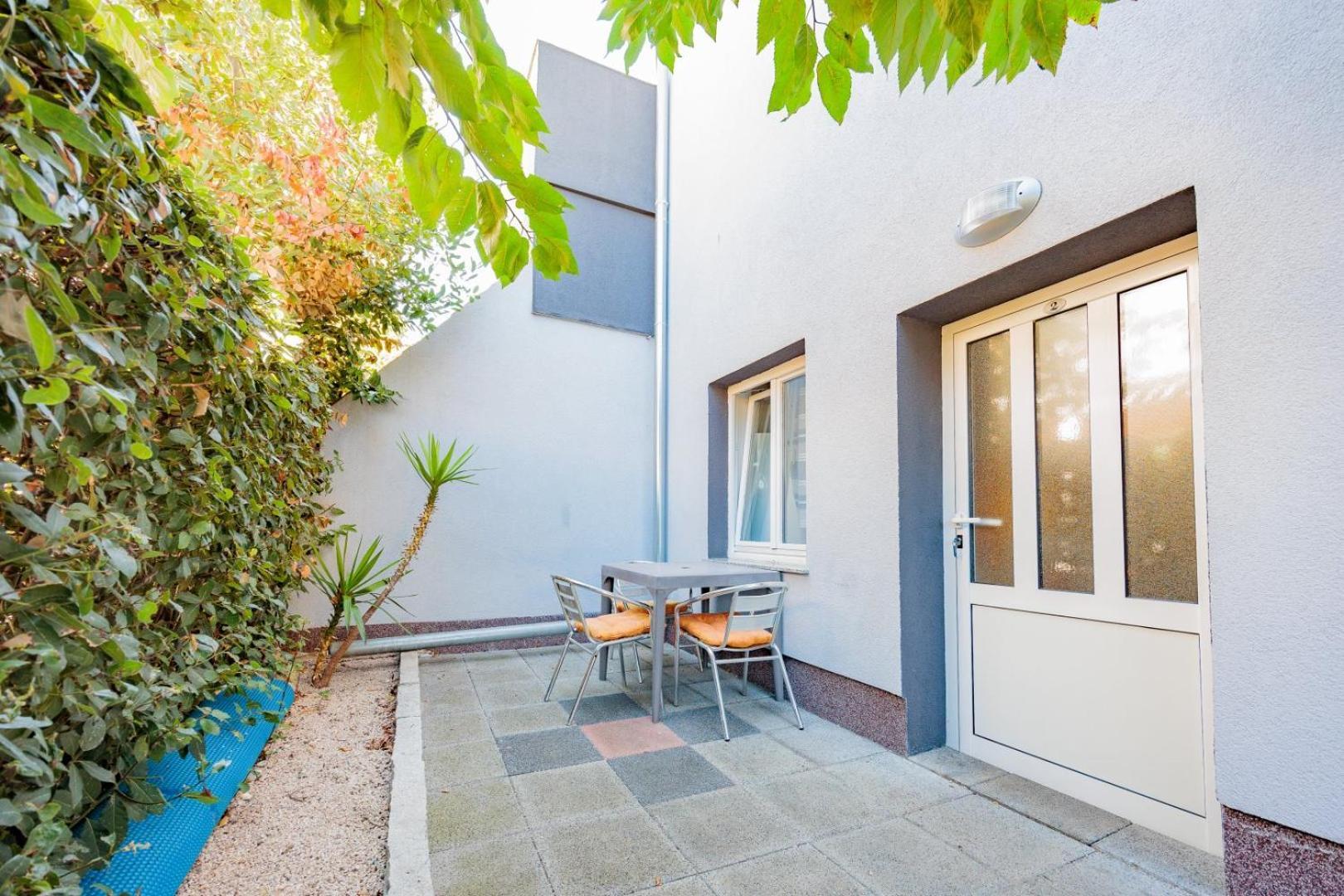 Crowonder Lucky Holiday House With Pool And Patio 30 Meters From The Beach Zadar Eksteriør billede