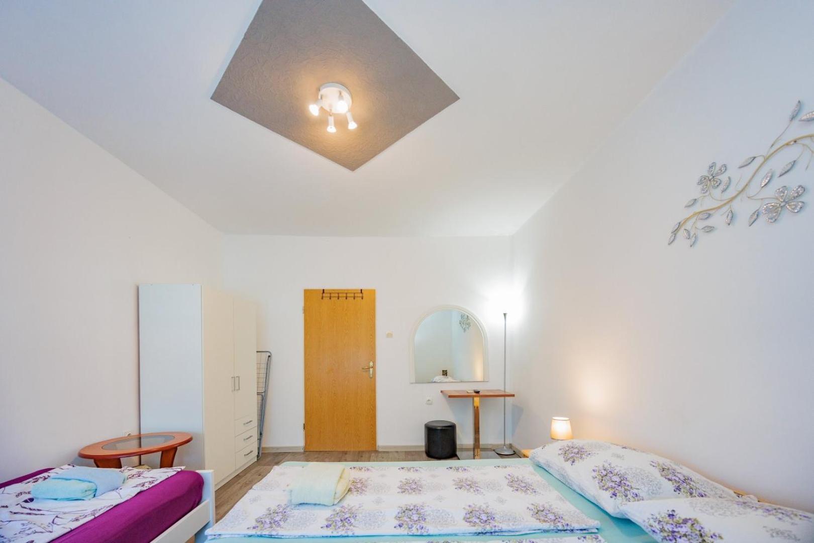 Crowonder Lucky Holiday House With Pool And Patio 30 Meters From The Beach Zadar Eksteriør billede