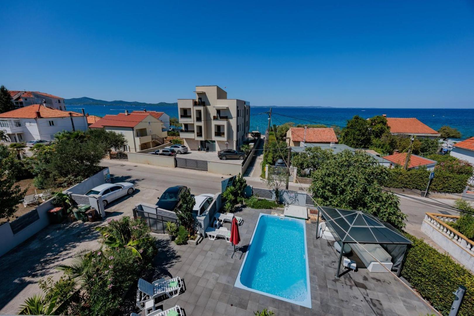 Crowonder Lucky Holiday House With Pool And Patio 30 Meters From The Beach Zadar Eksteriør billede