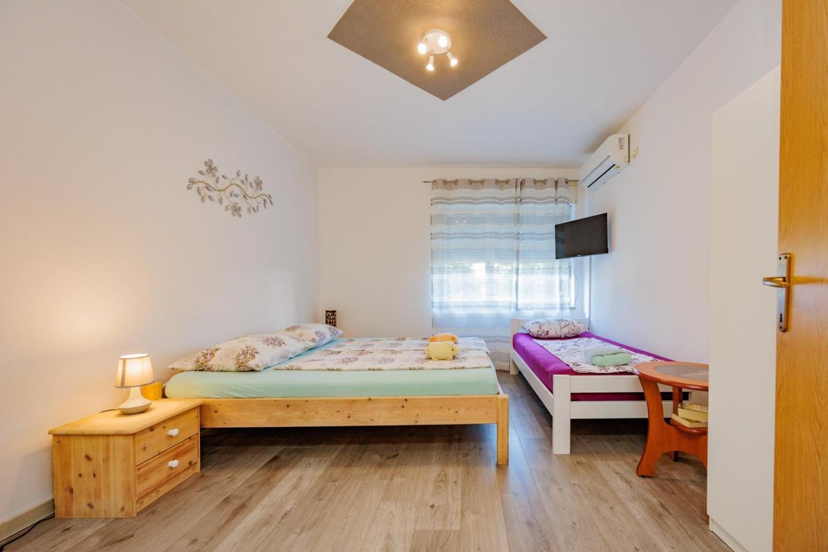 Crowonder Lucky Holiday House With Pool And Patio 30 Meters From The Beach Zadar Eksteriør billede