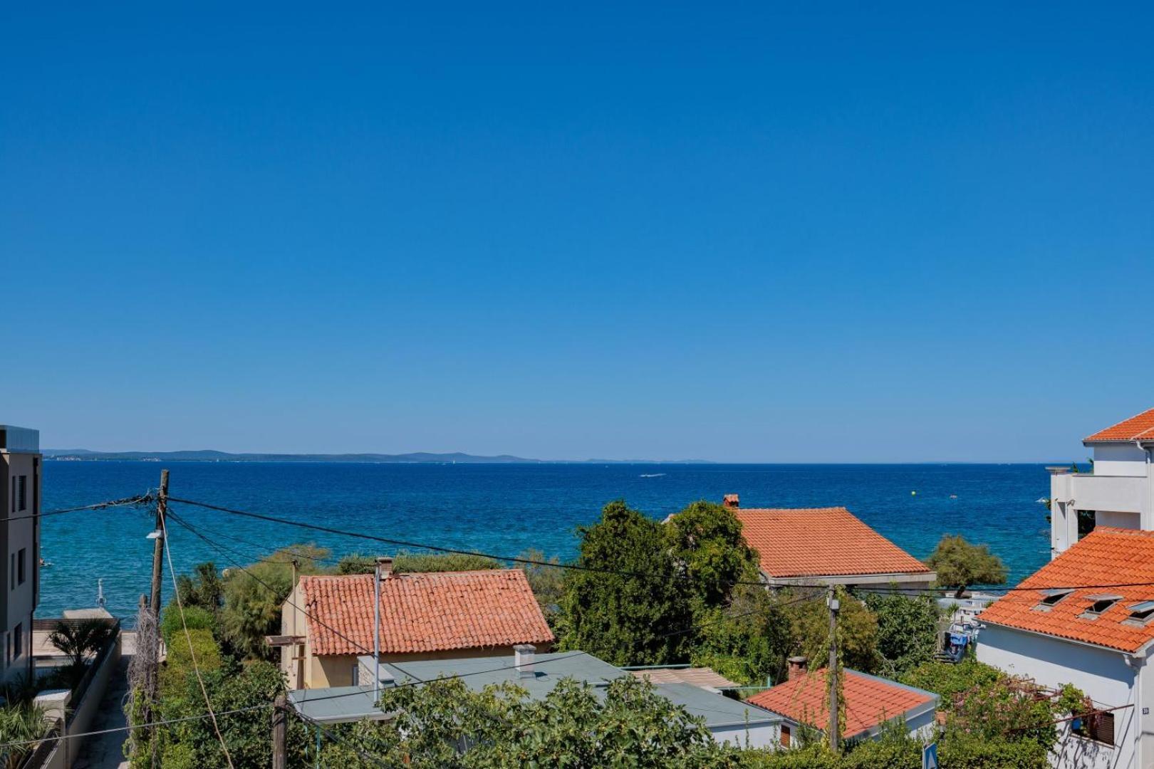 Crowonder Lucky Holiday House With Pool And Patio 30 Meters From The Beach Zadar Eksteriør billede