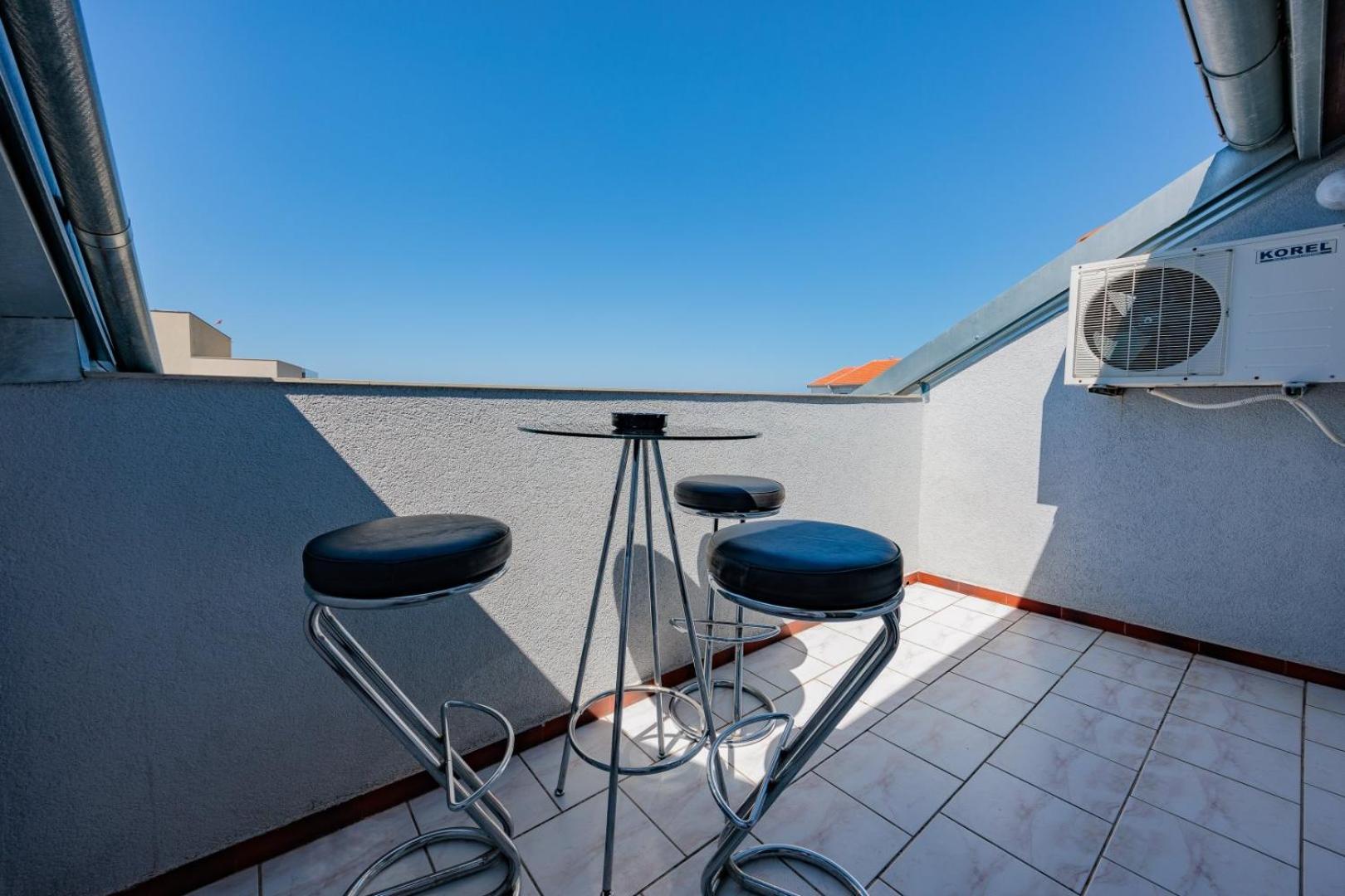 Crowonder Lucky Holiday House With Pool And Patio 30 Meters From The Beach Zadar Eksteriør billede