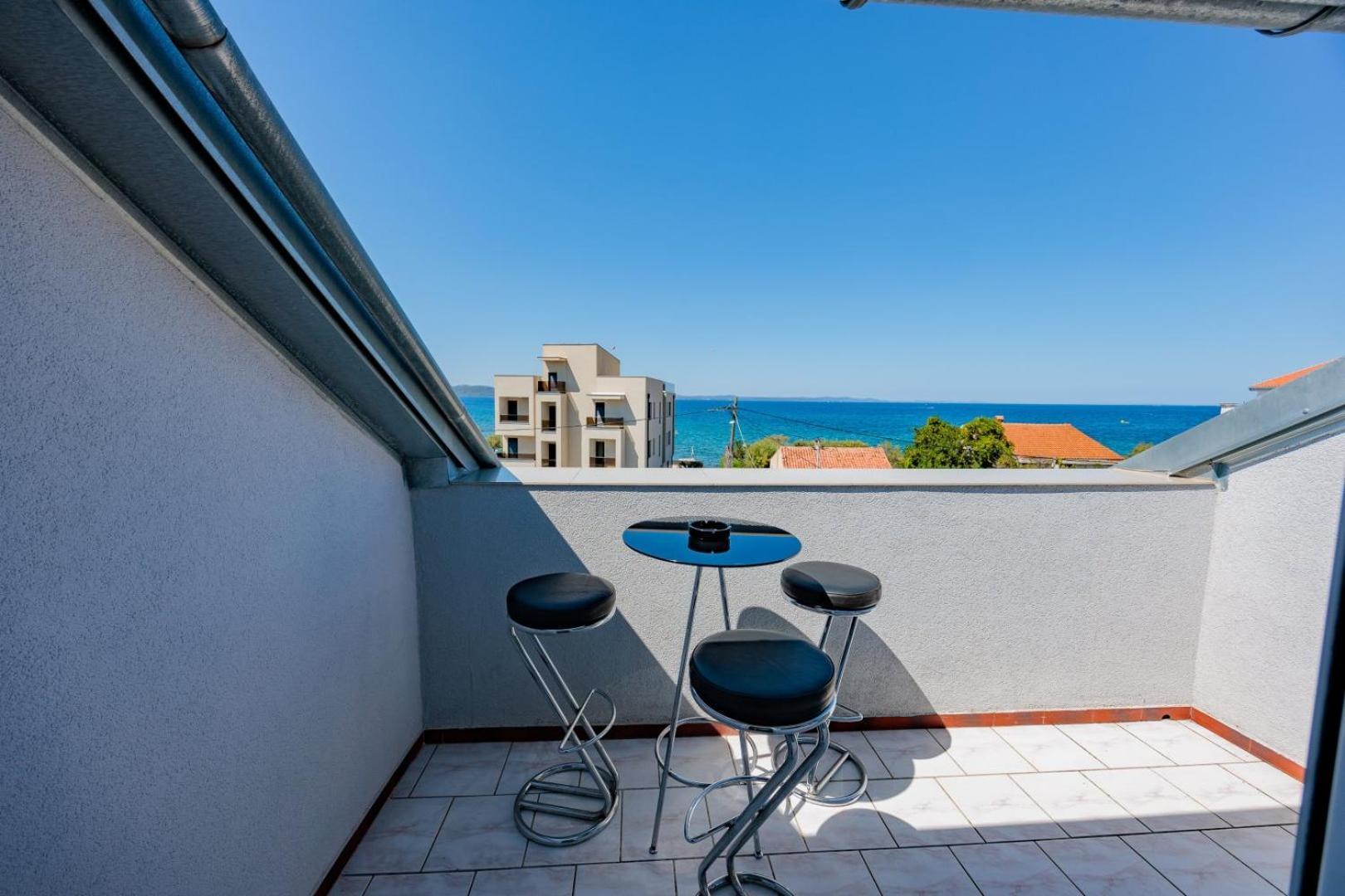 Crowonder Lucky Holiday House With Pool And Patio 30 Meters From The Beach Zadar Eksteriør billede