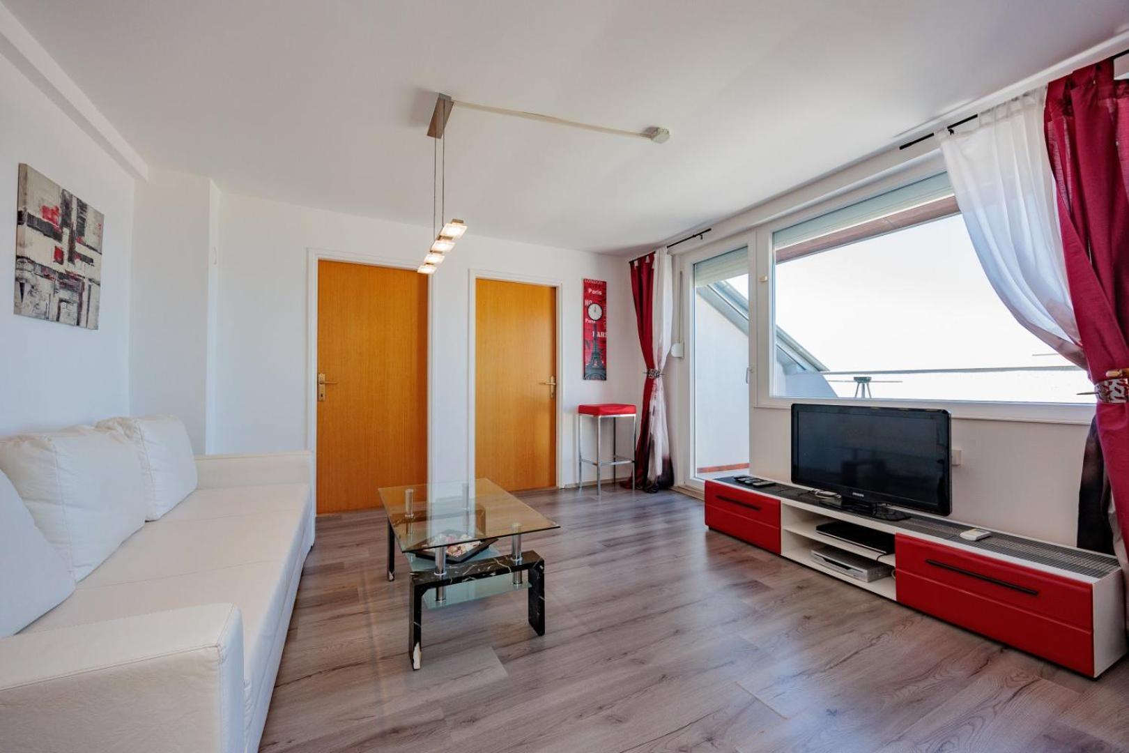 Crowonder Lucky Holiday House With Pool And Patio 30 Meters From The Beach Zadar Eksteriør billede