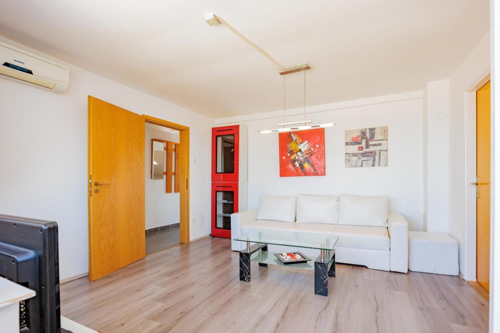 Crowonder Lucky Holiday House With Pool And Patio 30 Meters From The Beach Zadar Eksteriør billede