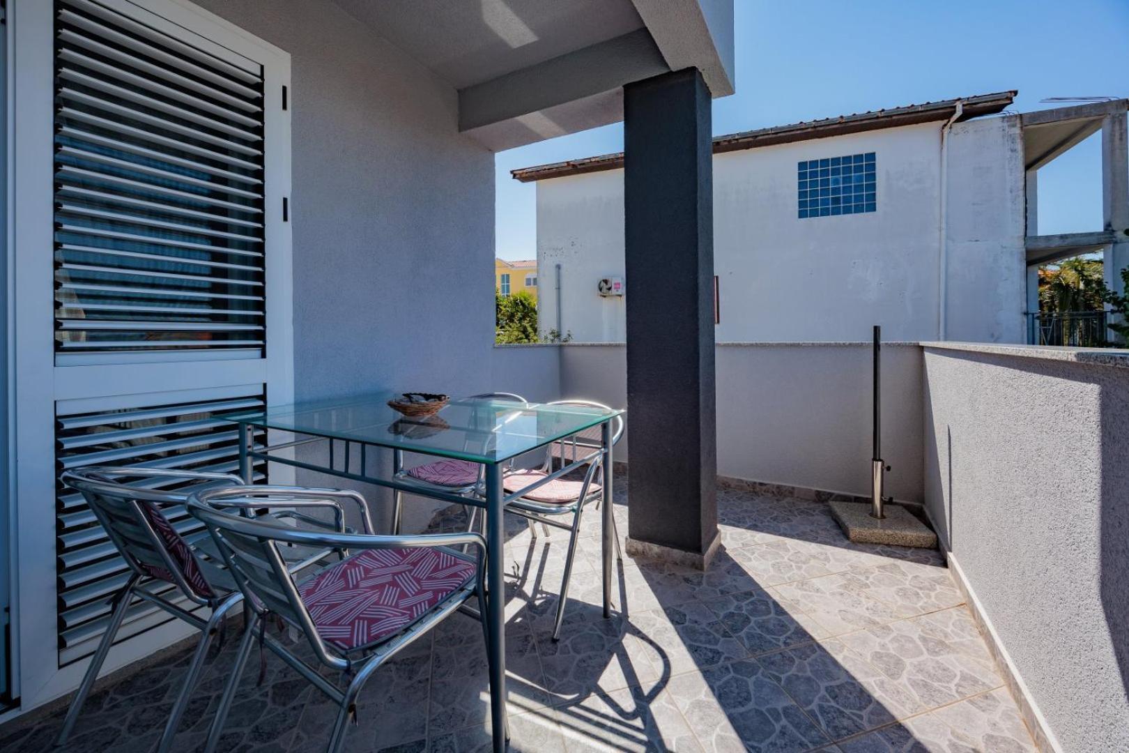Crowonder Lucky Holiday House With Pool And Patio 30 Meters From The Beach Zadar Eksteriør billede