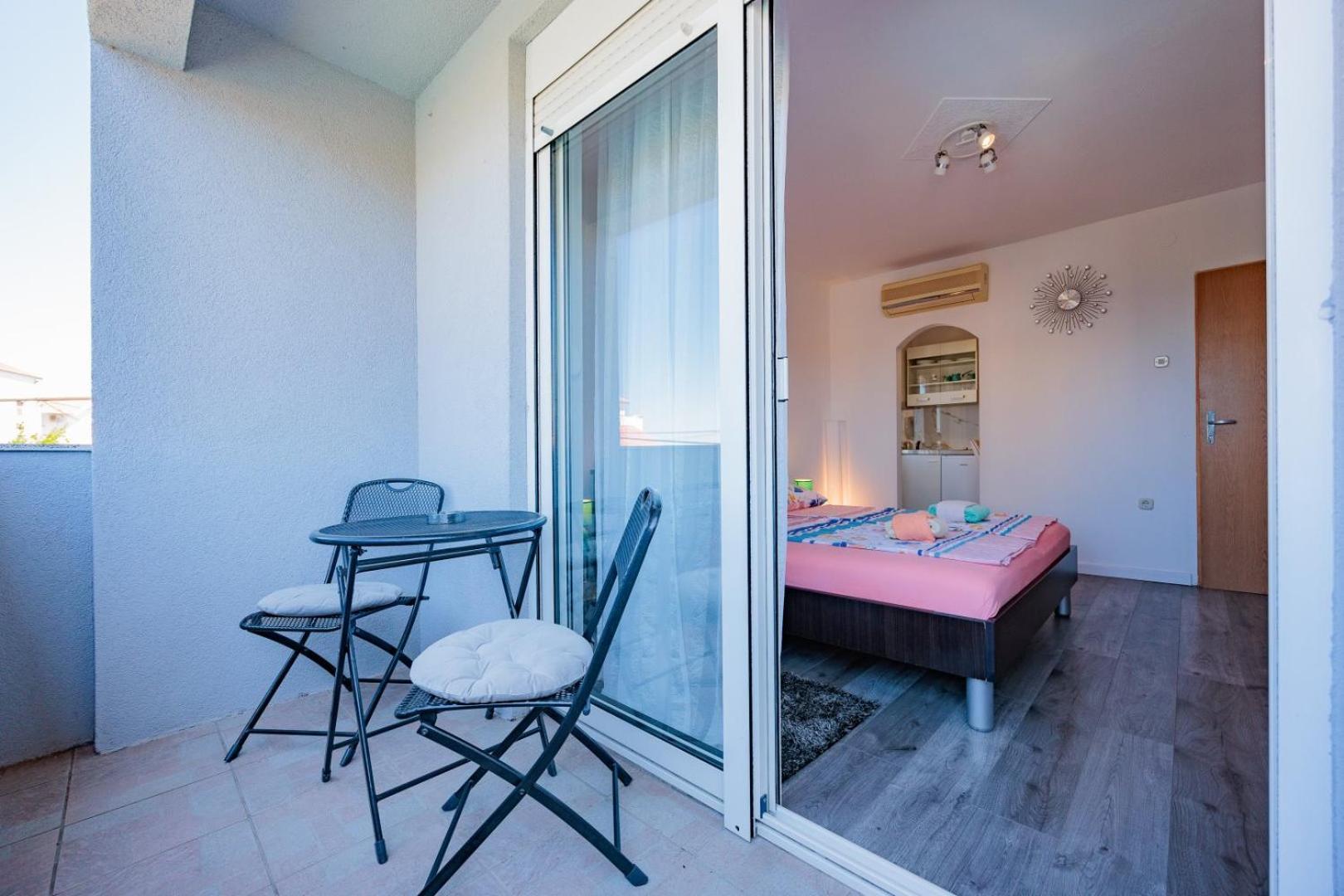 Crowonder Lucky Holiday House With Pool And Patio 30 Meters From The Beach Zadar Eksteriør billede