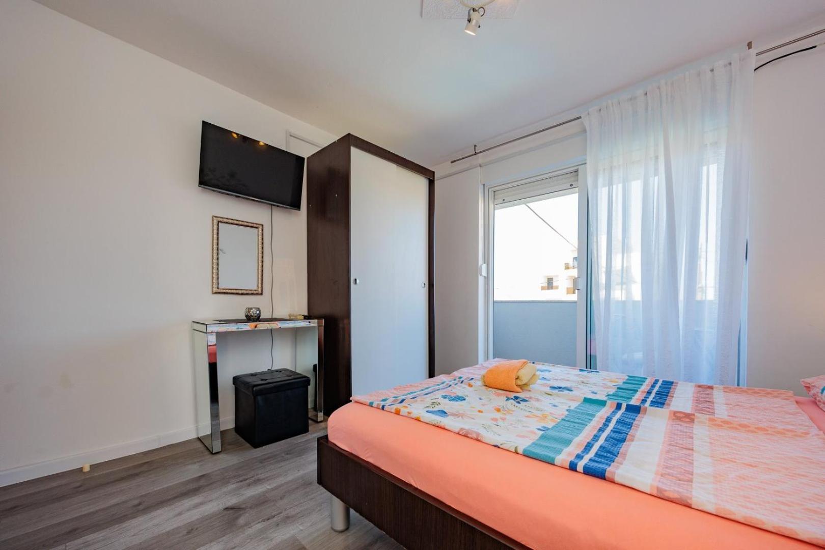 Crowonder Lucky Holiday House With Pool And Patio 30 Meters From The Beach Zadar Eksteriør billede