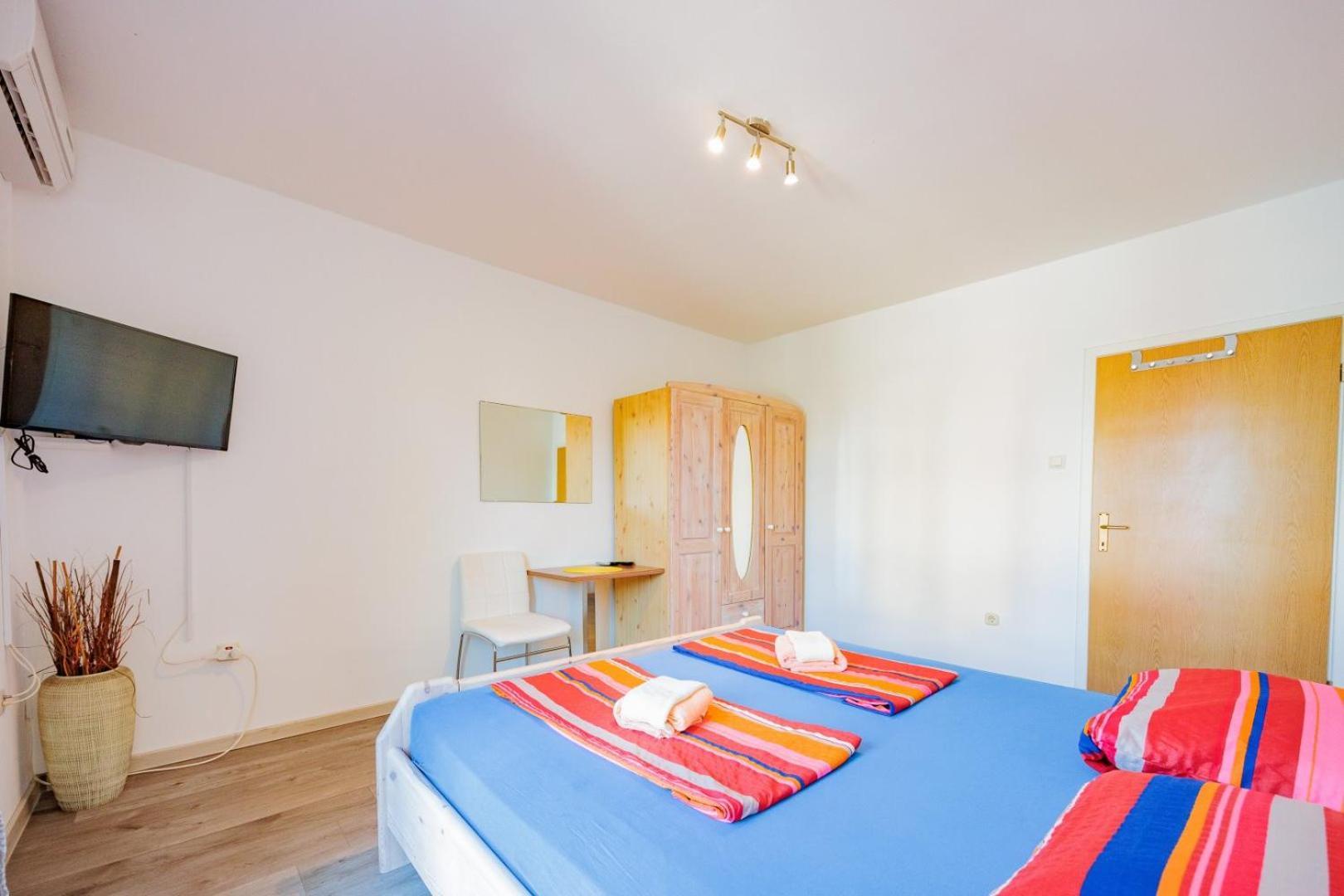 Crowonder Lucky Holiday House With Pool And Patio 30 Meters From The Beach Zadar Eksteriør billede