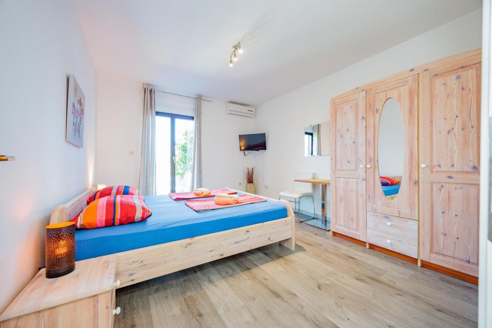 Crowonder Lucky Holiday House With Pool And Patio 30 Meters From The Beach Zadar Eksteriør billede
