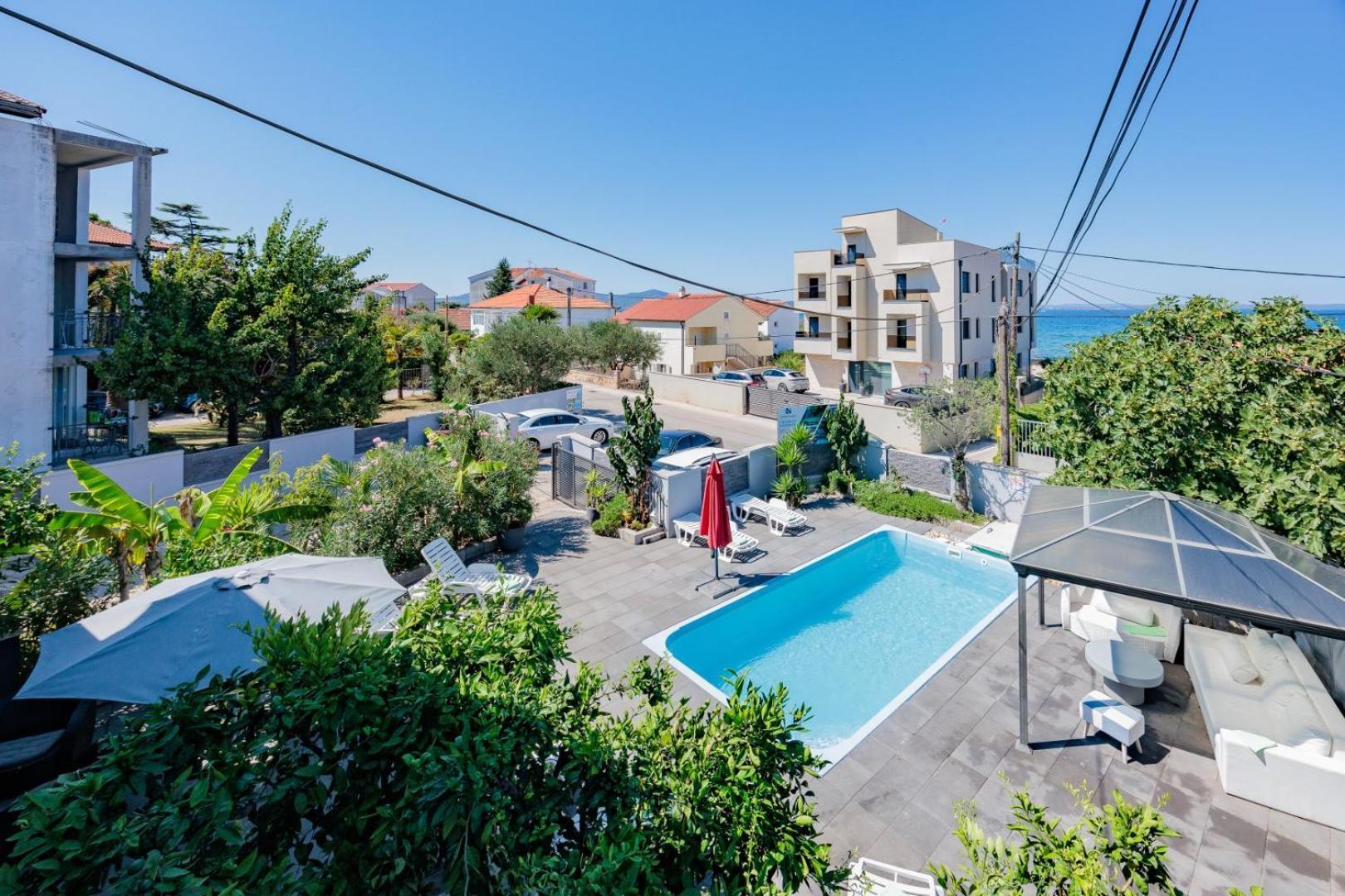 Crowonder Lucky Holiday House With Pool And Patio 30 Meters From The Beach Zadar Eksteriør billede
