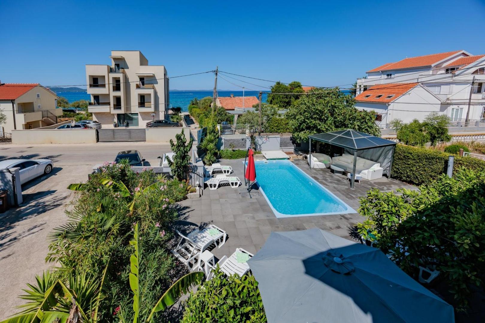 Crowonder Lucky Holiday House With Pool And Patio 30 Meters From The Beach Zadar Eksteriør billede