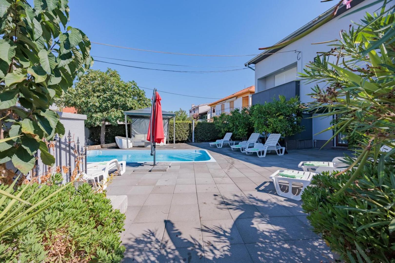 Crowonder Lucky Holiday House With Pool And Patio 30 Meters From The Beach Zadar Eksteriør billede