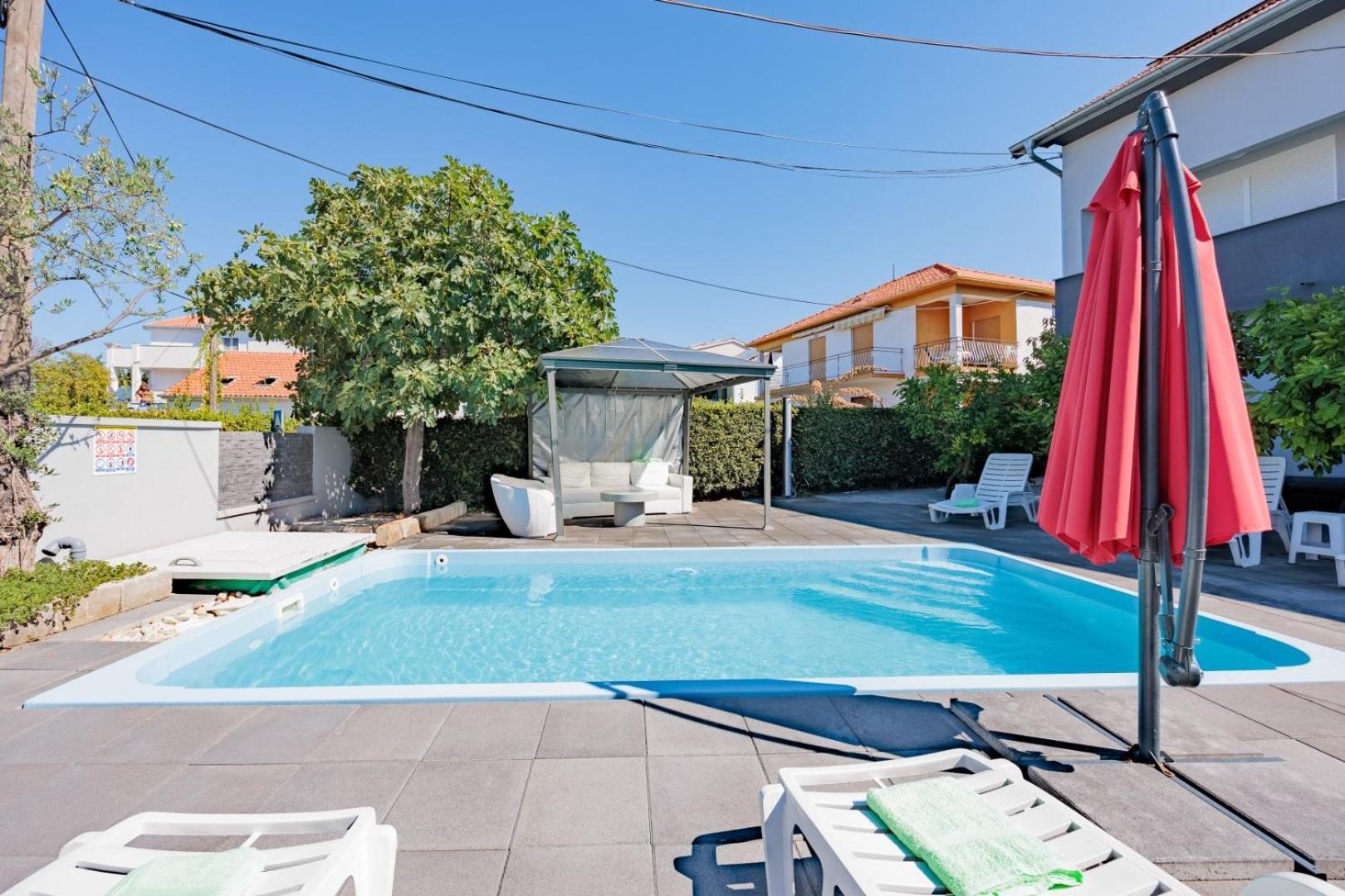 Crowonder Lucky Holiday House With Pool And Patio 30 Meters From The Beach Zadar Eksteriør billede