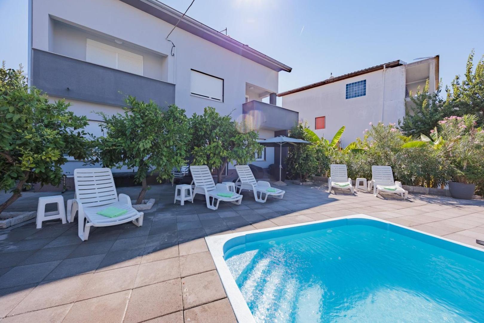 Crowonder Lucky Holiday House With Pool And Patio 30 Meters From The Beach Zadar Eksteriør billede