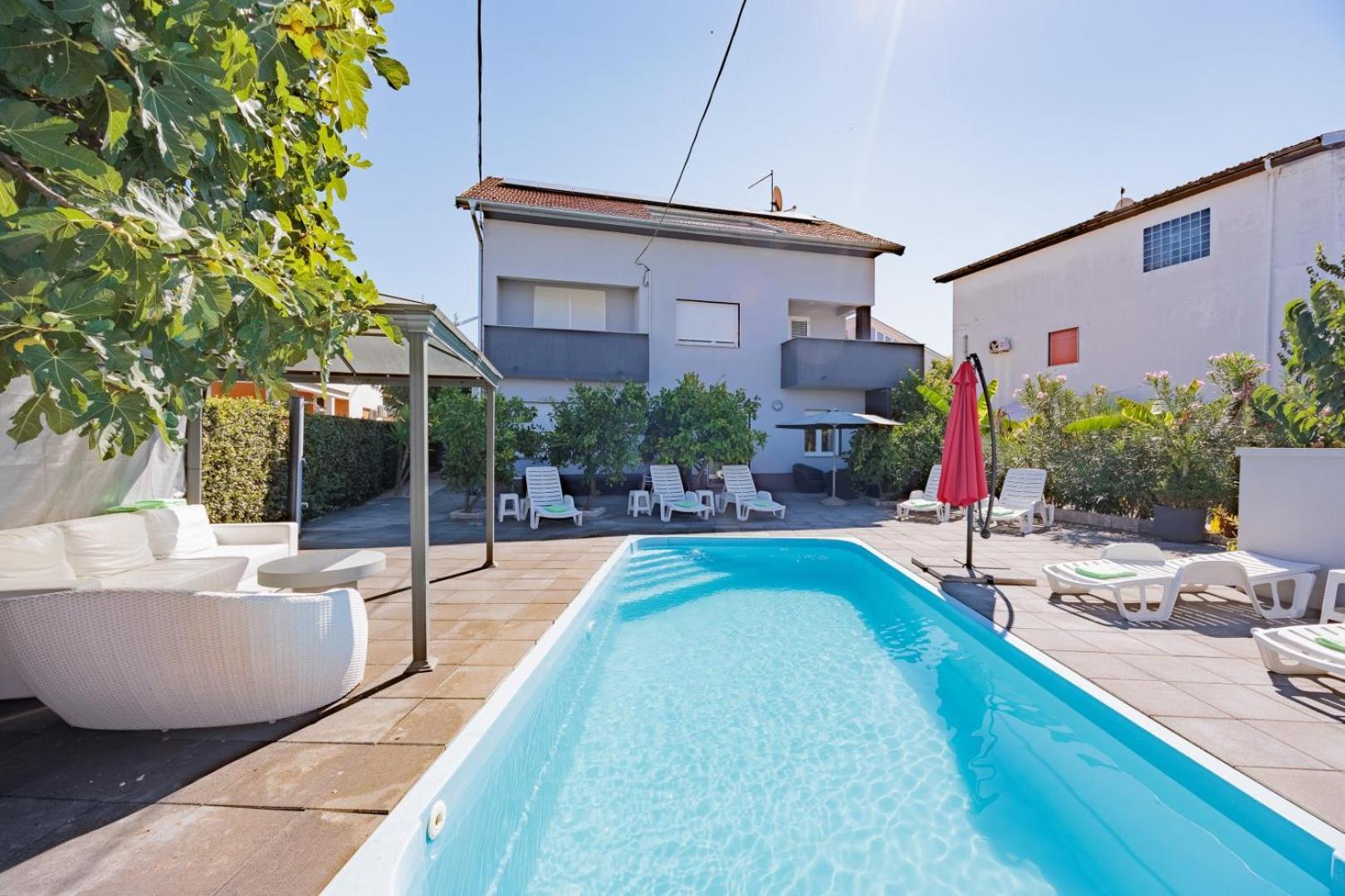 Crowonder Lucky Holiday House With Pool And Patio 30 Meters From The Beach Zadar Eksteriør billede