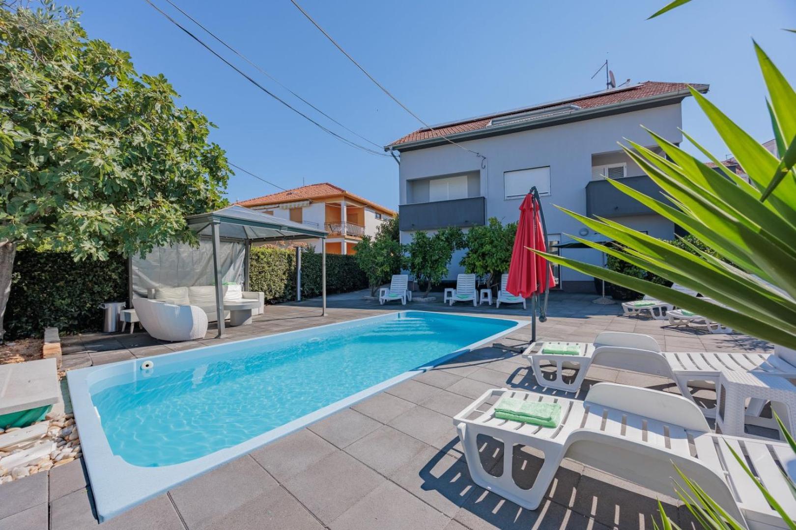 Crowonder Lucky Holiday House With Pool And Patio 30 Meters From The Beach Zadar Eksteriør billede