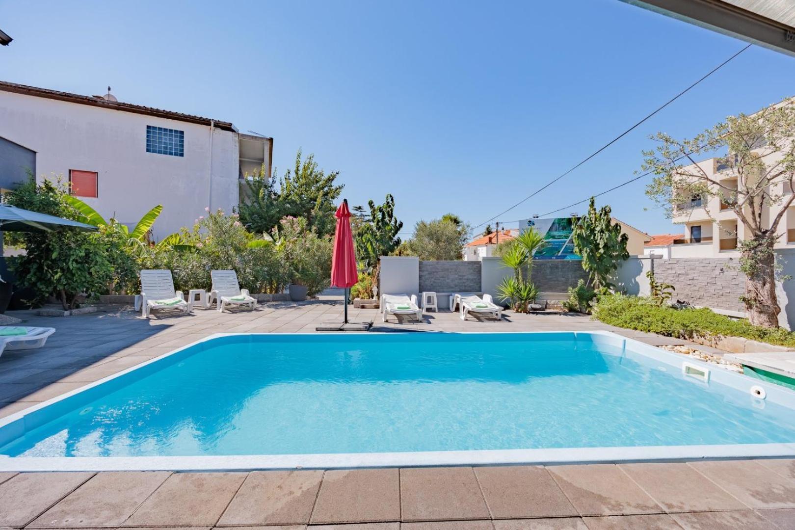 Crowonder Lucky Holiday House With Pool And Patio 30 Meters From The Beach Zadar Eksteriør billede