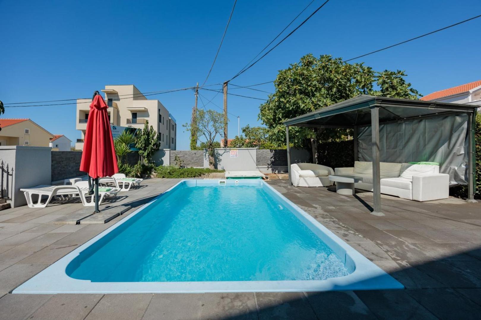 Crowonder Lucky Holiday House With Pool And Patio 30 Meters From The Beach Zadar Eksteriør billede